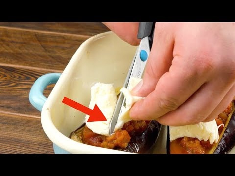 Er zerschneidet DAS mit der Schere und schiebt die Form dann in den Ofen. Lecker!