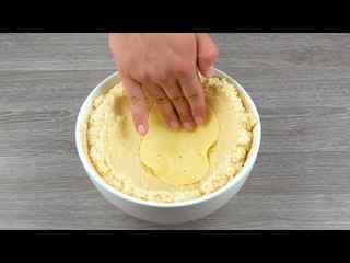 Er legt 10 Scheiben Käse in die Schüssel und kippt Risotto darüber. Das wird mega lecker!