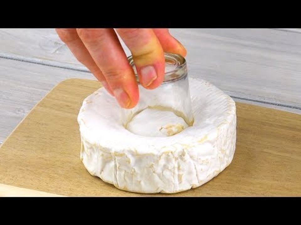 Deshalb gehört das Glas in den Käse. Nach 20 min Warten wirst du große Augen machen