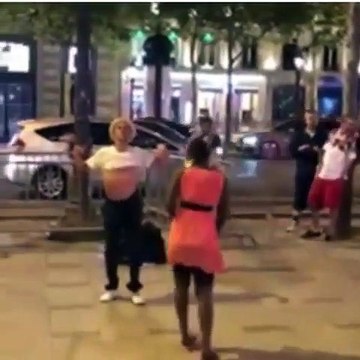 Quand un blanc commence une battle de danse avec une ivoirienne, voici ce que ça donne. Beau spectacle !
