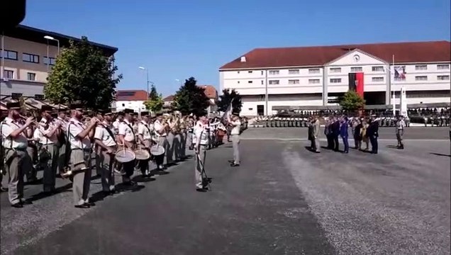 L'hommage des militaires à leurs frères d'armes morts en Guyane