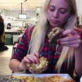 La blogger que saltó a la fama por comer una hamburguesa de... ¡60 centímetros!