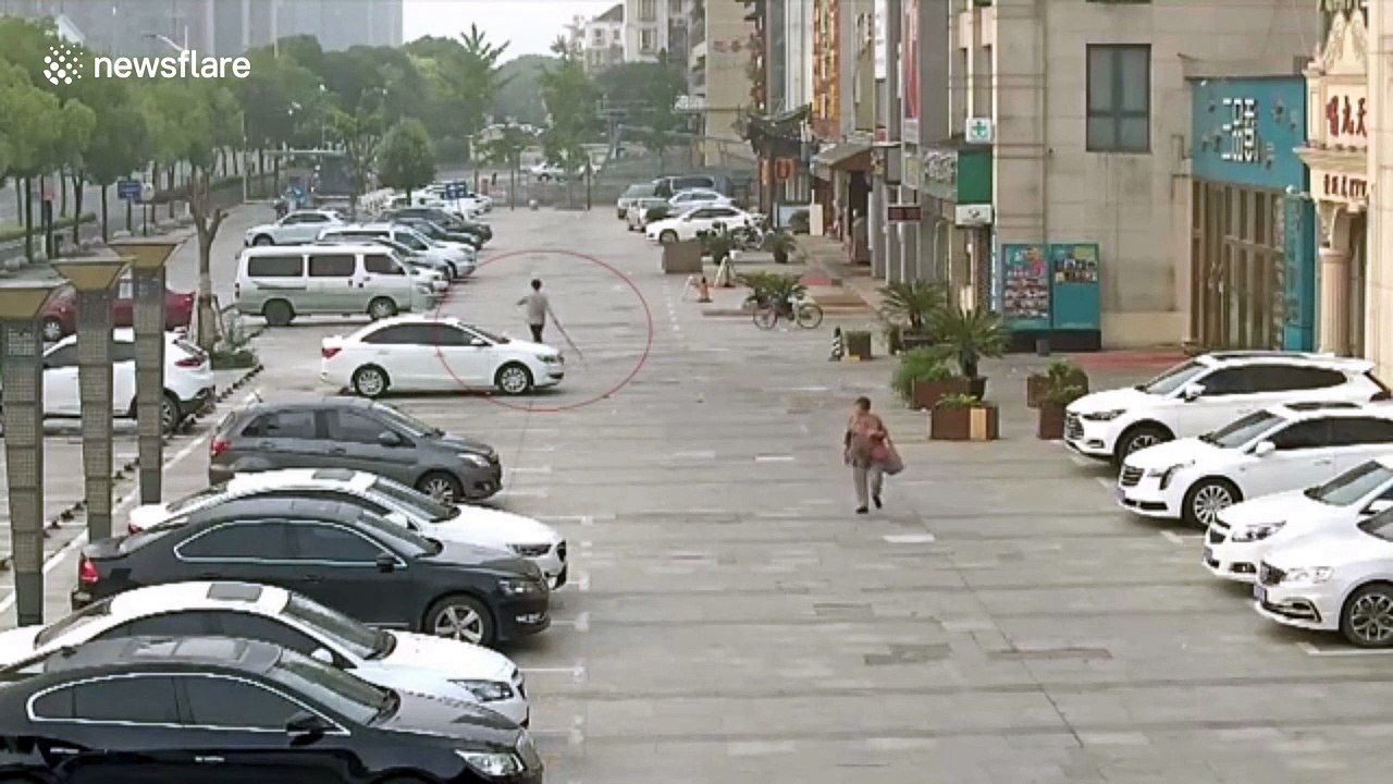 Alleged drunk man in Shanghai smashes several cars after girlfriend 'betrayed him'