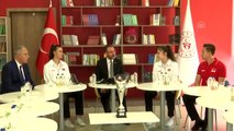 Bakan Kasapoğlu, şampiyon voleybolcularla buluştu