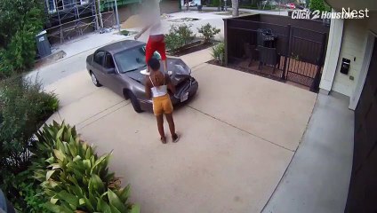 Il saute sur le capot de sa voiture défoncée pour la réparer...