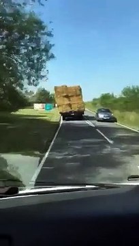 Ce tracteur penche sous le poids de la paille qu'il transporte...