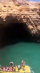 Portogallo: si tuffa da una scogliera. Non immagina che sotto lo aspetta una sgradita sorpresa