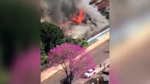 Vídeo mostra imóvel pegando fogo e correria de bombeiros para conter chamas