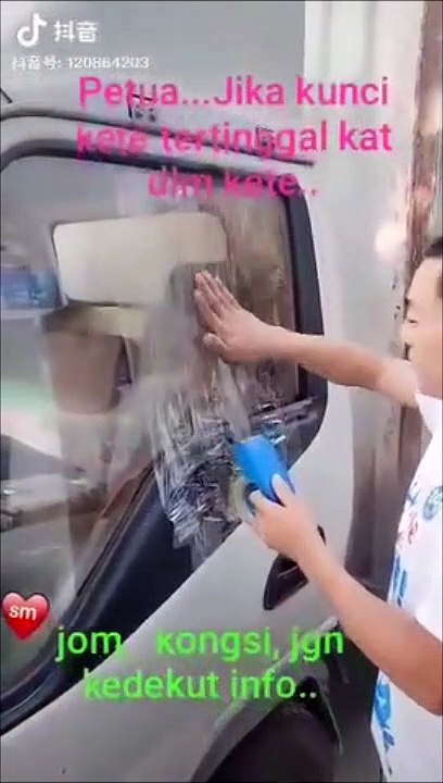 Technique incroyable pour récuperer les clés dans une voiture fermée... Avec du scotch