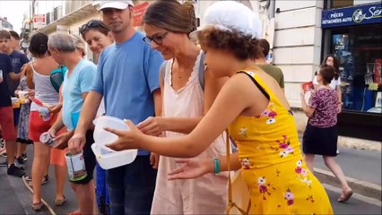 Chalon dans la rue : l'impressionnante chaîne humaine des porteurs d'eau [vidéo accélérée]