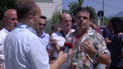 Report TV - Tensione në Gjykatën e Tiranës, policia ndalon dy banorë të 'Astirit'