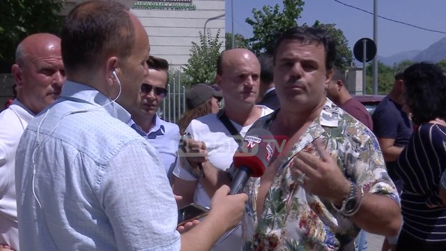 Report TV - Tensione në Gjykatën e Tiranës, policia ndalon dy banorë të 'Astirit'