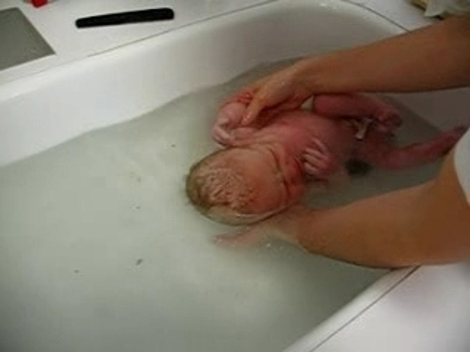 Zoé dans son premier bain...