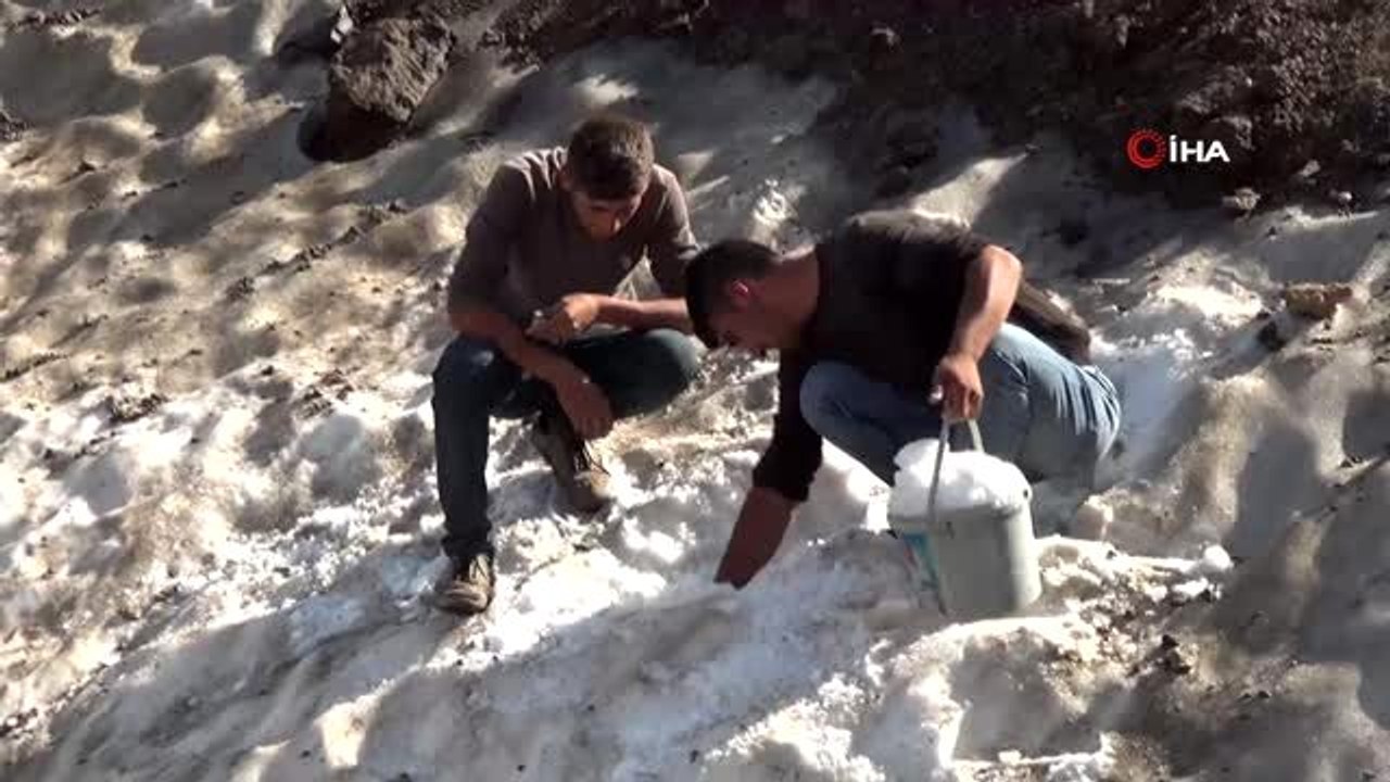 Kavurucu yaz sıcağında 'Karlı Pekmez' yiyerek serinliyorlar
