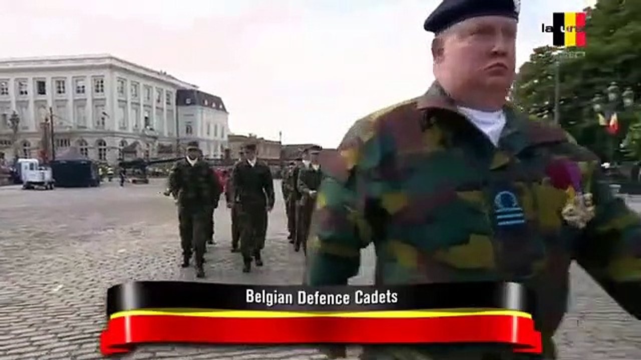 De jeunes soldats ont un gros problème de synchronisation lors du défilé de la Fête nationale belge