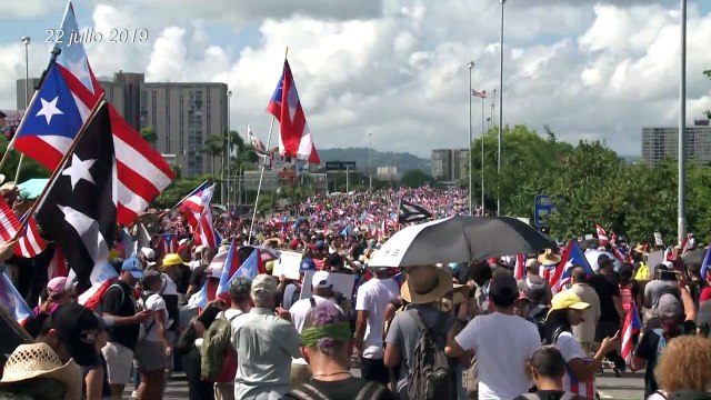 Renuncia gobernador de Puerto Rico tras dos semanas de protestas