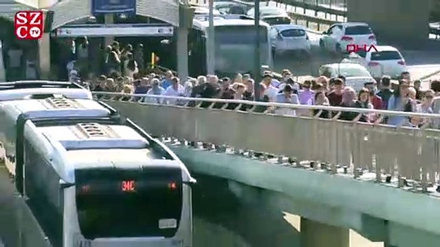 Zeytinburnu'nda metrobüs yoğunluğa neden oldu