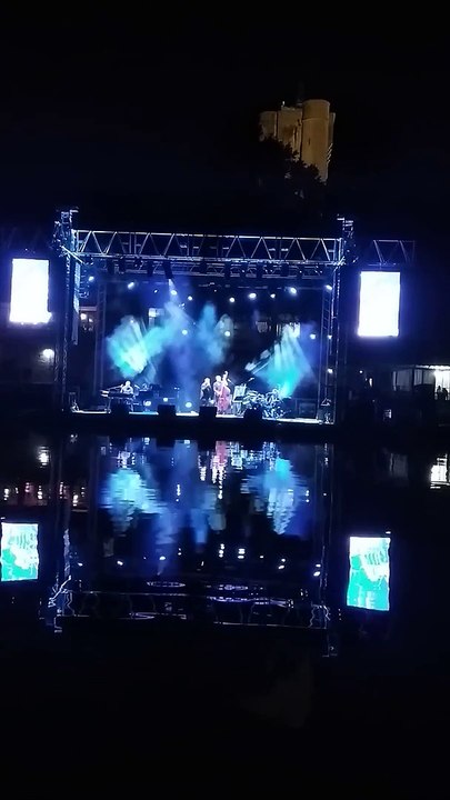 AGDE - Première scène flottante de la saison sur le plan d'eau devant la cathédrale