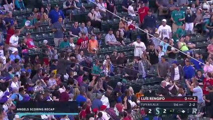 Kucağında çocuğu varken yakaladı; Amerika'daki beyzbol karşılaşmasında ilginç anlar