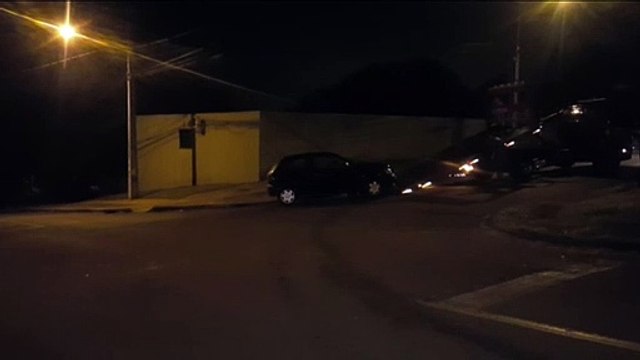 Carros batem em cruzamento no Bairro Claudete