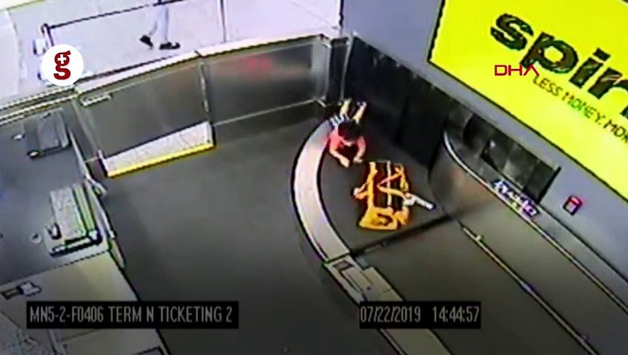 Bagaj bandına çıkan çocuk havalimanında panik yarattı