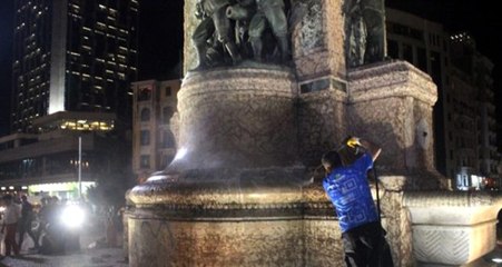 Taksim Cumhuriyet Anıtı'na yazılan yazıyı gören ekipler harekete geçti