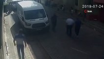 Sultangazi’de sokak ortasında tartıştığı komşularını bıçakladı...O anlar kamerada