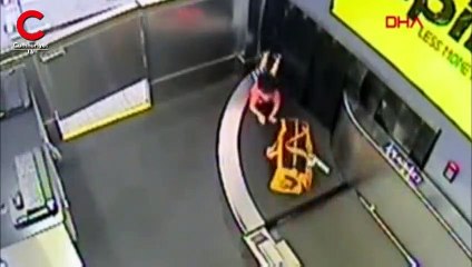 Çocuk bagaj bandına girdi, havalimanında panik yarattı