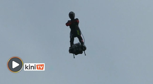 Lelaki ini nak seberang Selat Inggeris guna 'fly board'
