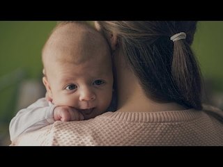 Voici pourquoi nous portons toujours  notre enfant  du côté gauche