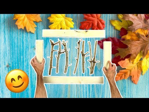 Portemanteau en bois et col en laine.