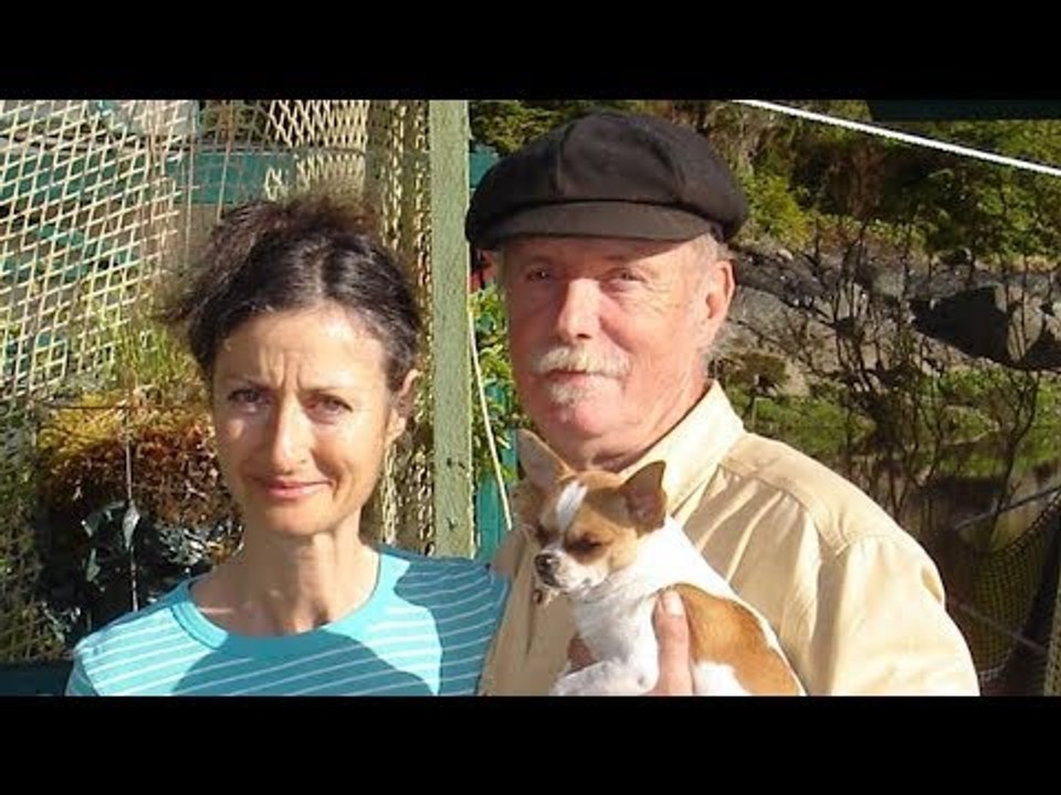 Un couple construit une propriété flottante rien qu'avec des déchets