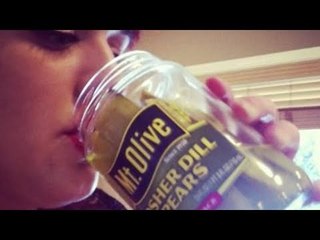 6 méthodes inattendues pour vaincre la gueule de bois à travers le monde. La n°3 est...