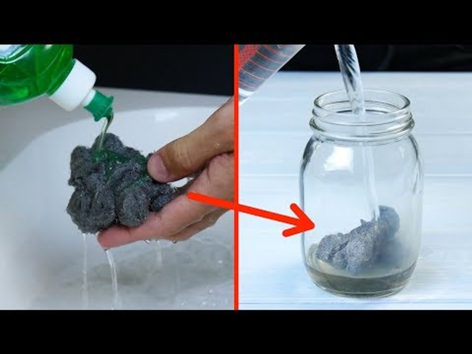 Il laisse la laine d'acier dans du vinaigre chaud pendant 2 jours. Puis il fait ÇA avec.
