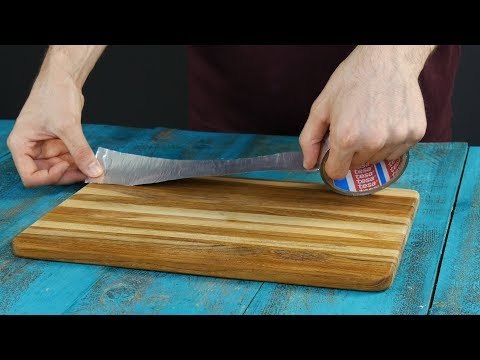 Il colle du ruban adhésif sur la planche à découper. C'est incroyable !