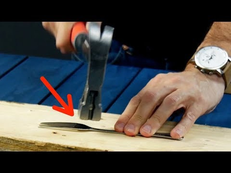 Il aplatit une fourchette avec un marteau, le résultat est bluffant !