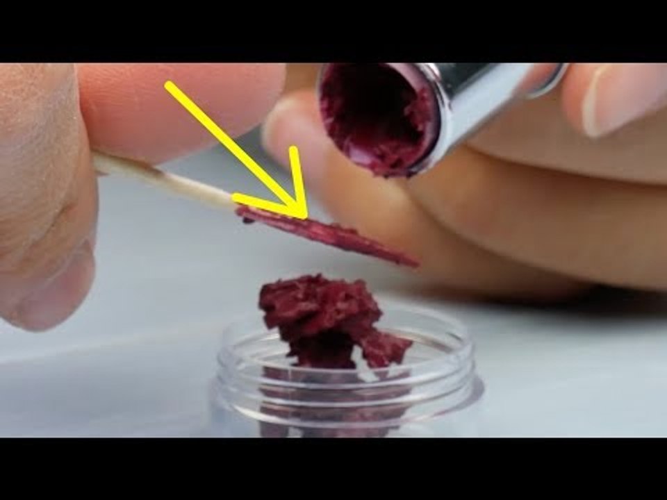 Elle utilise un cure-dent dans son rouge à lèvres pour...