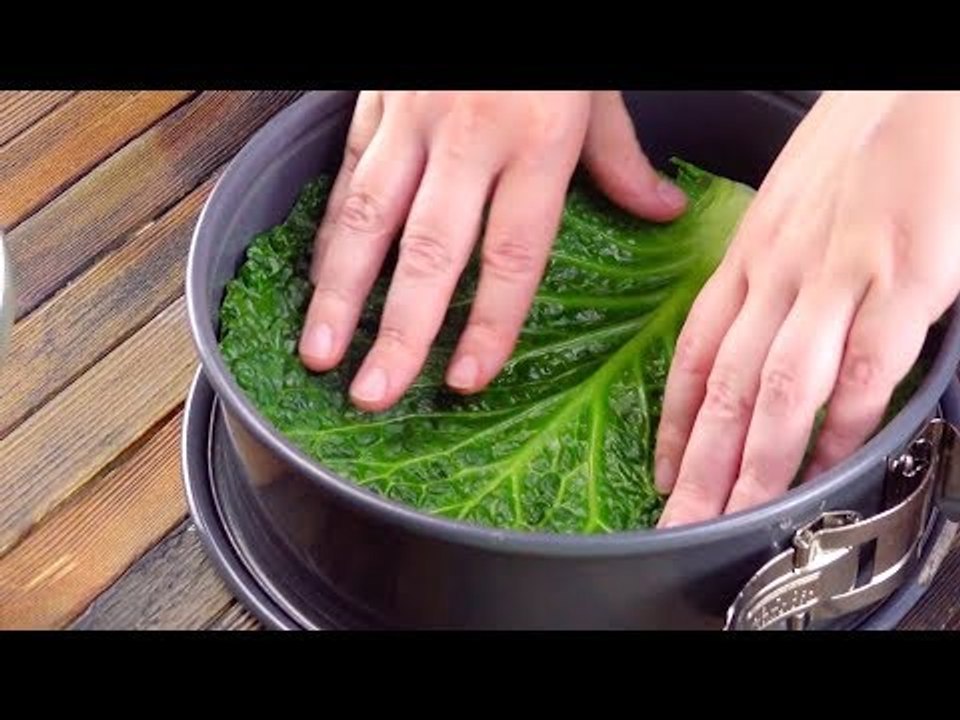 Line The Cake Pan With Green Leaves & And Then It's So Simple – Yummy!