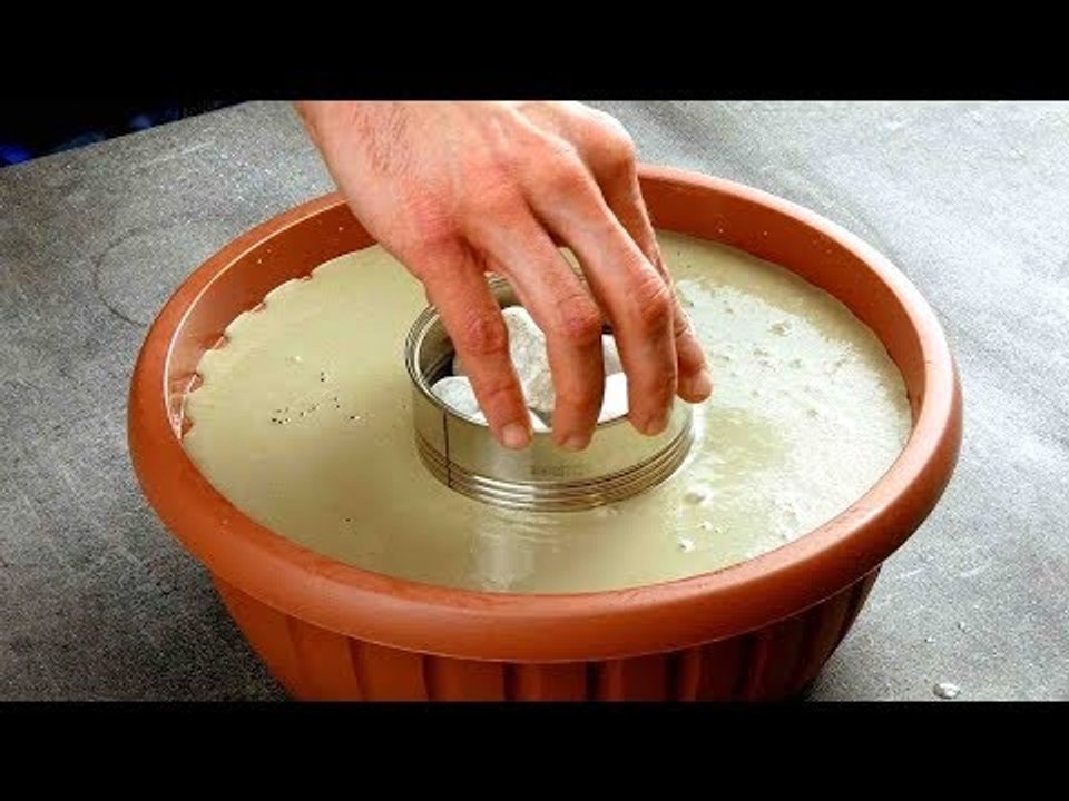 Il met une boîte pleine de pierres dans du ciment. Ses voisins n'en croient pas leurs yeux !
