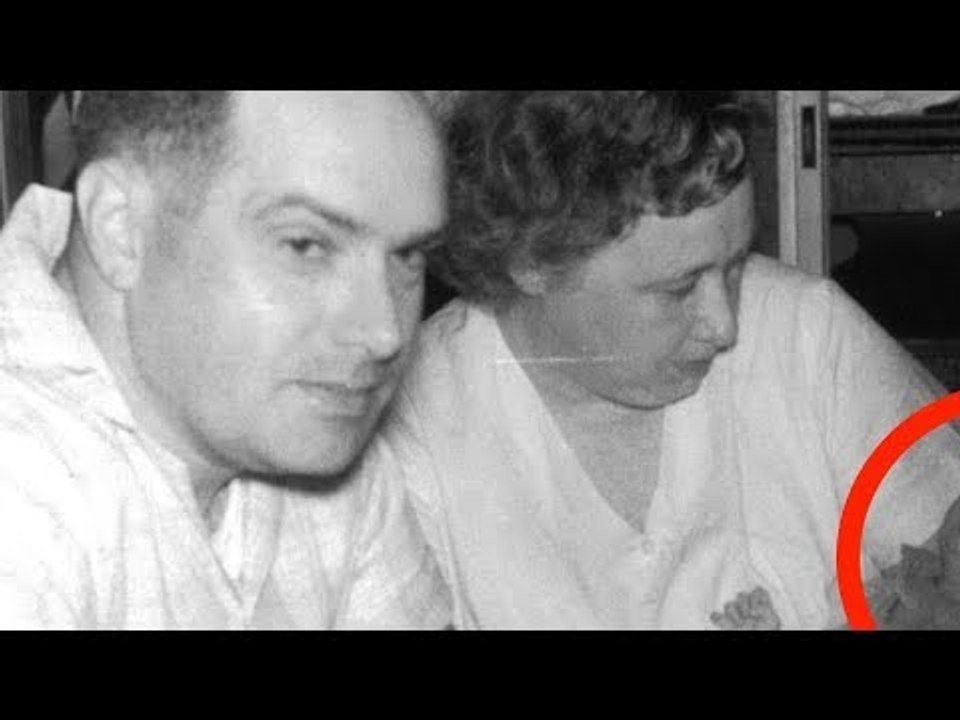 O homem de 45 anos recebe uma ligação que não es...