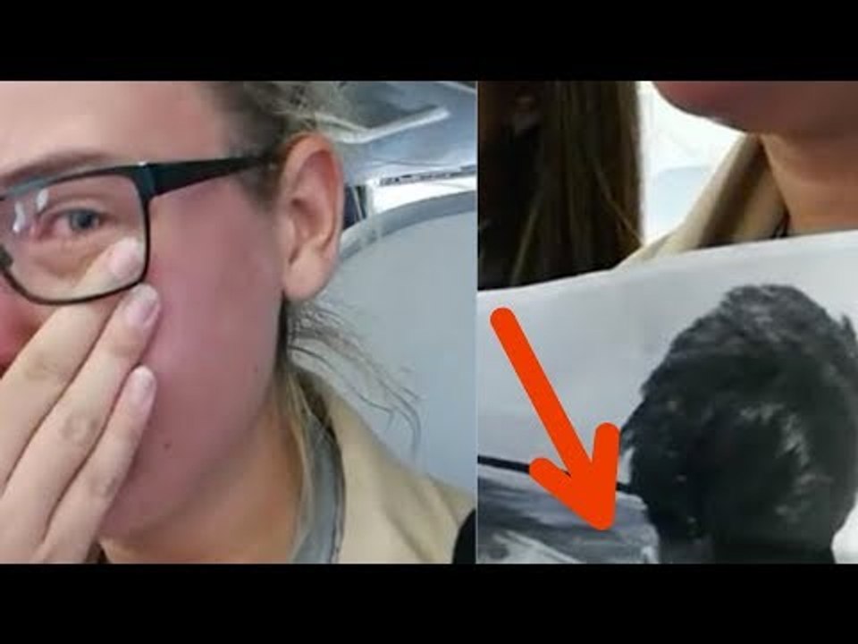 Os passageiros não conseguem acreditar quando a jovem repenti…
