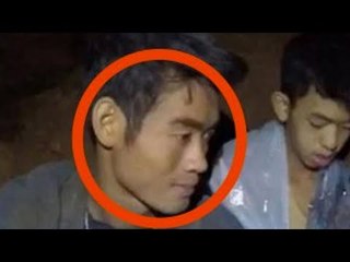 Ele força os meninos a lamberem as paredes para que…