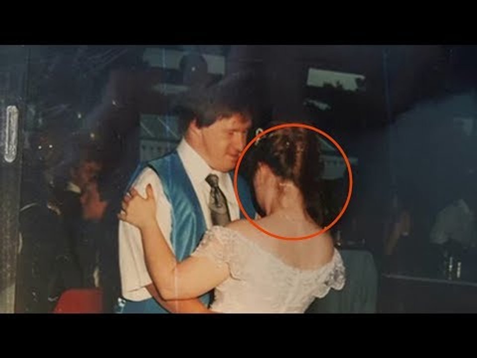 Todos admiram a noiva. Porém, quando veem seu ros...