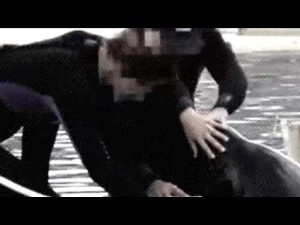 O que estes cuidadores fazem com o animal é de cho…