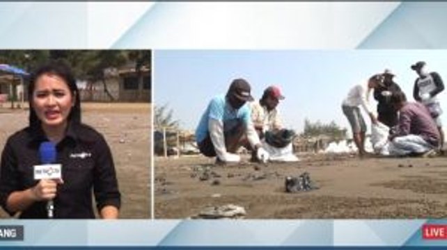 Nelayan Bersama Warga Bersihkan Tumpahan Minyak di Pesisir Karawang