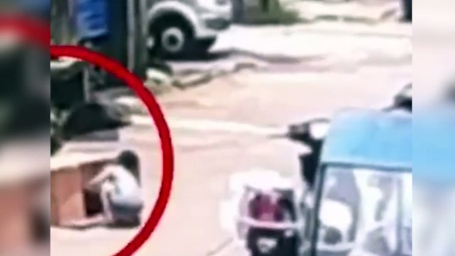 Milagro en China: niña en una caja se salva tras pasarle un coche por encima