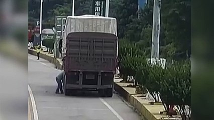 Le explota una rueda en la cara y sale despedido