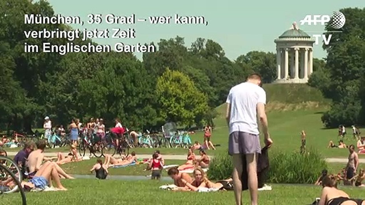 Münchner kühlen sich im eisbach ab