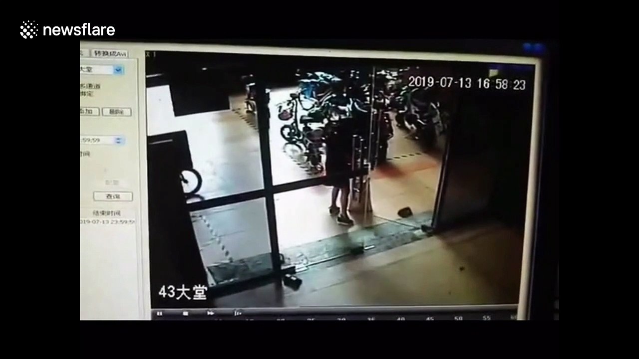 Glass door suddenly shatters as woman tries to open it in China's Foshan