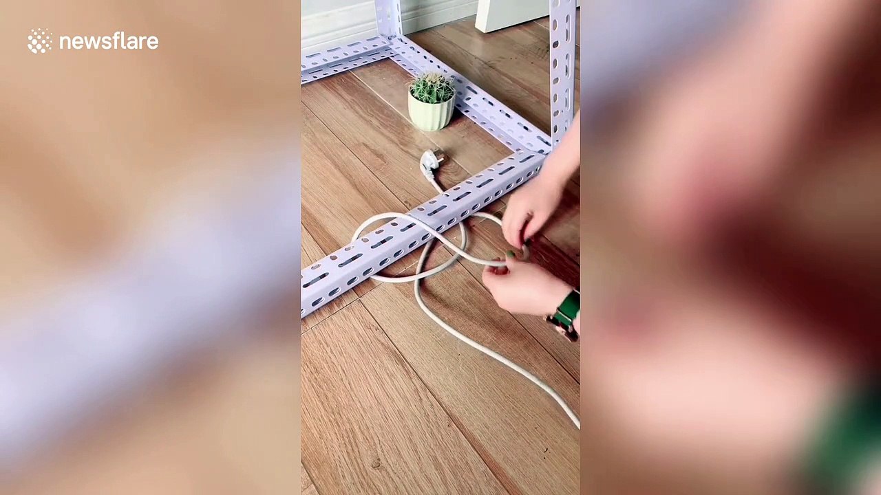 Incredible life hack! Chinese woman shows how to free plug cable trapped under table